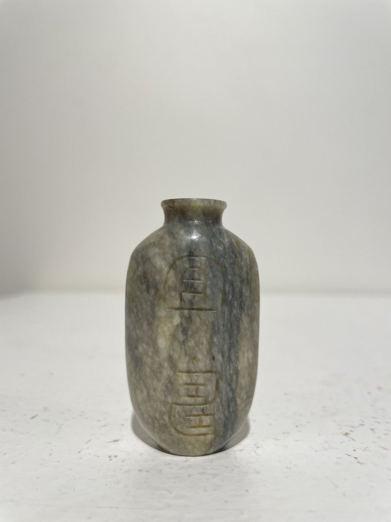 二十世紀 黃玉、硬石「宜壽」、孔雀石「松鶴延年」鼻煙壺三件及鼻煙碟一件 | A YELLOW JADE, A HARDSTONE, A MALACHITE SNUFF BOTTLE AND A SNUFF DISH - 图38