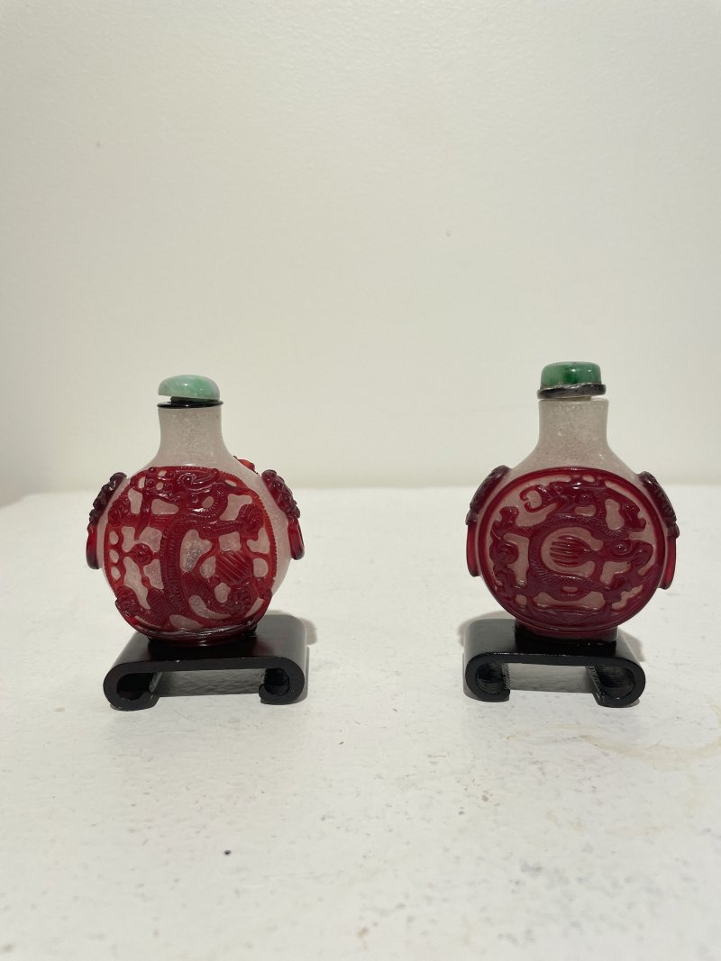 晚清 霏雪地套紅玻璃⌈龍•寅虎納福⌋、龍紋鼻煙壺二件 | TWO RED OVERLAY GLASS 'DRAGON' AND 'TIGER' SNUFF BOTTLES - 图16