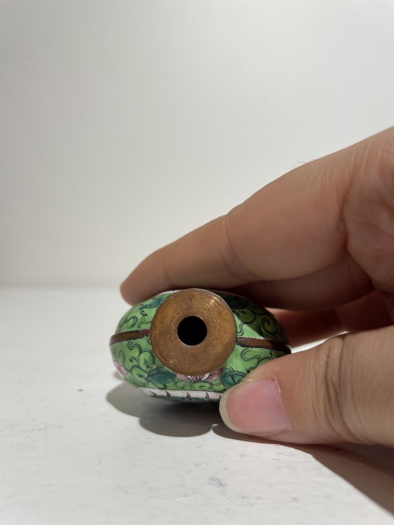 傳承： | TWO PAINTED ENAMEL, TWO CLOISONNÉ, AND A FAMILLE ROSE SNUFF BOTTLE - 图72