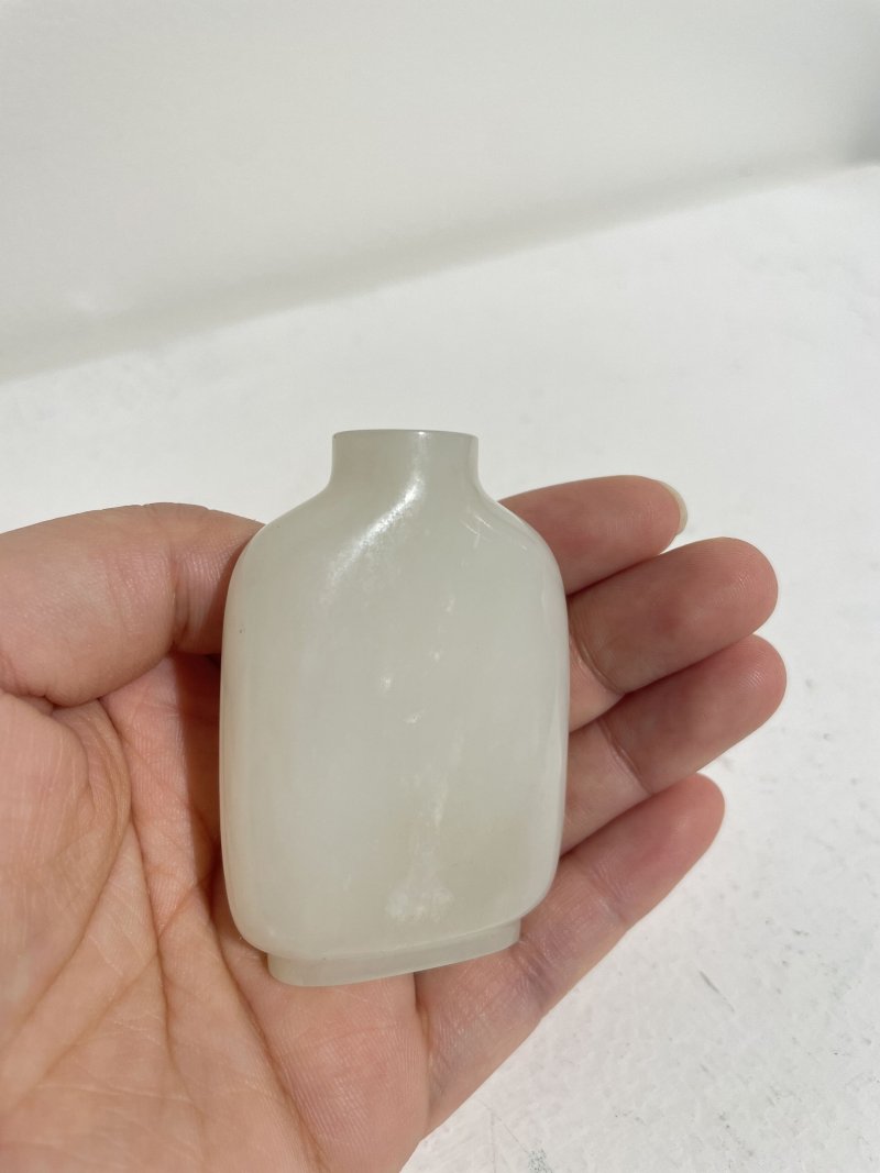 十八/十九世紀 白玉光素鼻煙壺 | A WHITE JADE SNUFF BOTTLE - 图12