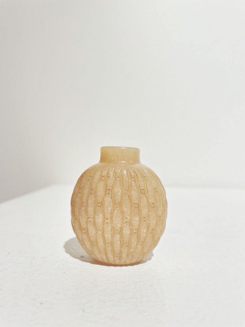 十九/二十世紀 黃玉竹簍紋鼻煙壺、翡翠蓋 | A YELLOW JADE 'WOVEN BASKET' SNUFF BOTTLE - 图20