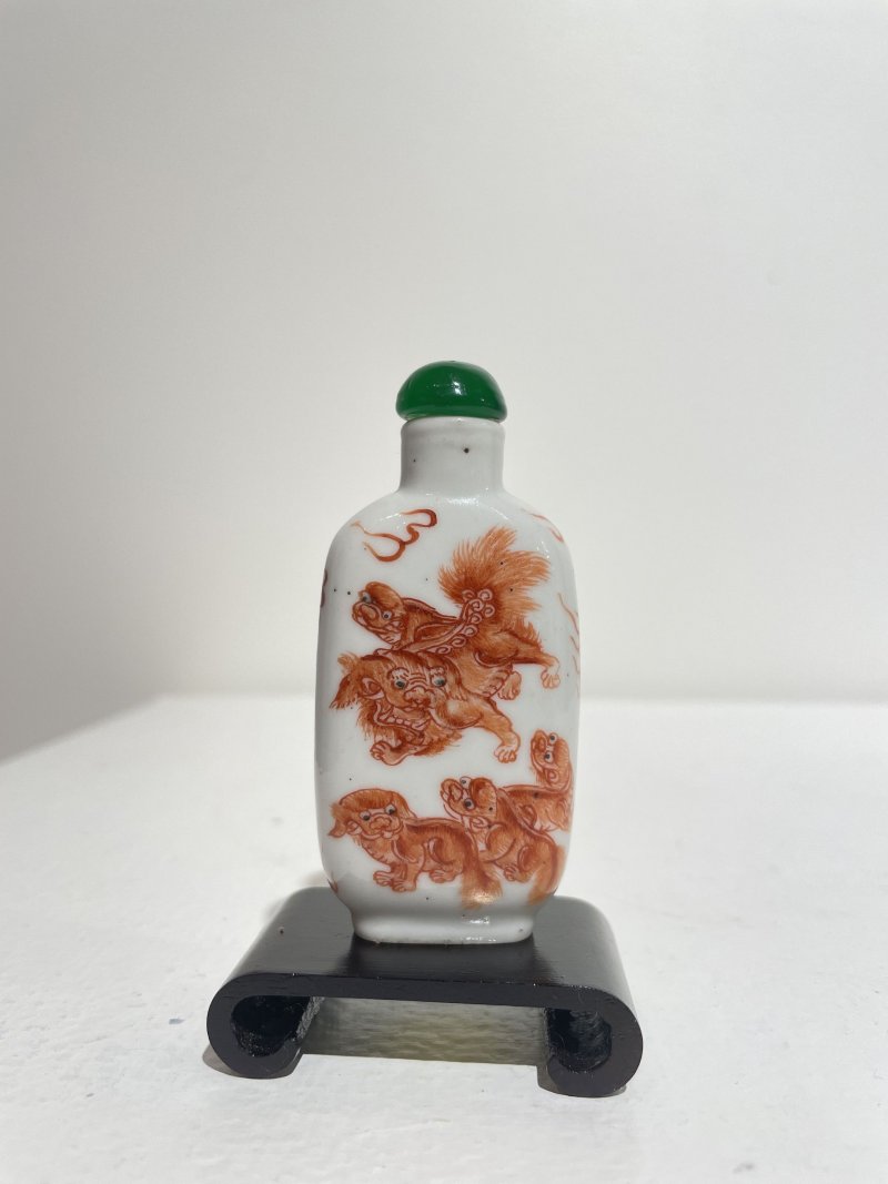 晚清 礬紅彩瑞獅紋鼻煙壺 | AN IRON-RED PAINTED 'BUDDHIST LIONS' SNUFF BOTTLE - 图14