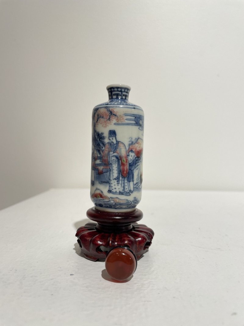 晚清至民國 青花釉裏紅庭院人物紋鼻煙壺 | AN UNDERGLAZE-BLUE AND COPPER-RED 'FIGURES IN THE GARDEN' SNUFF BOTTLE - 图9