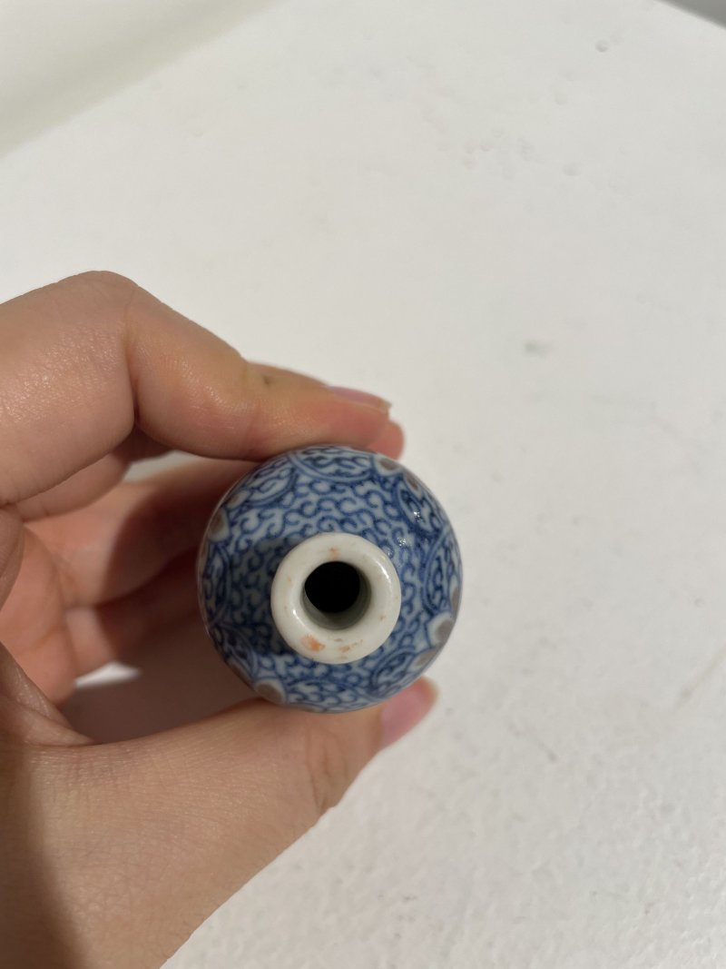 晚清至民國 青花釉裏紅蓮紋、青花人物紋鼻煙壺二件 | AN UNDERGLAZE-BLUE AND COPPER-RED 'LOTUS', AND A BLUE AND WHITE 'FIGURES' SNUFF BOTTLE - 图11