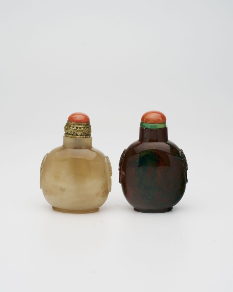 十九/二十世紀 碧石光素、瑪瑙光素鼻煙壺二件 | A JASPER AND AN AGATE SNUFF BOTTLE