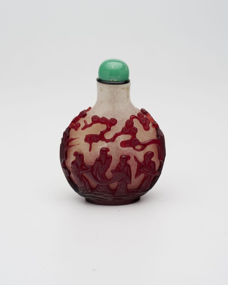 十九世紀 霏雪地套紅玻璃⌈竹林七賢⌋鼻煙壺 | A RED OVERLAY GLASS 'SCHOLARS' SNUFF BOTTLE