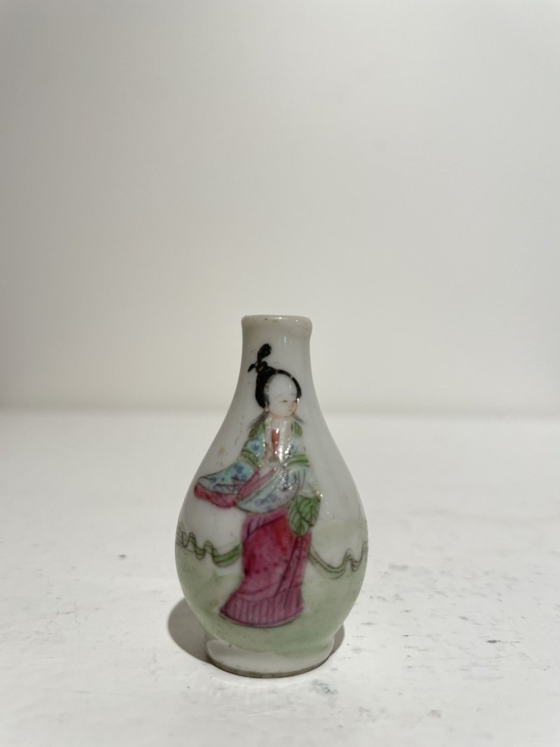 十九/二十世紀 粉彩仕女紋鼻煙壺及煙碟 （壺）⌈道光年製⌋礬紅楷書款 | A FAMILLE ROSE 'LADY' SNUFF BOTTLE AND A SNUFF DISH - 图10