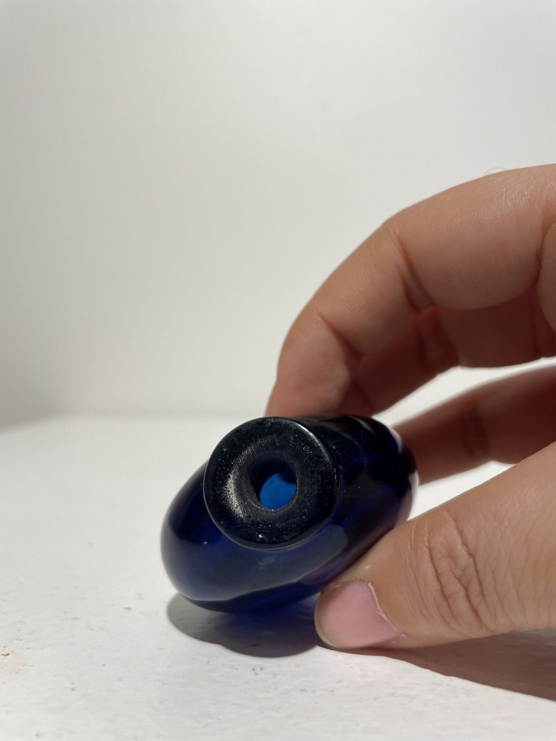 十九/二十世紀 透明地套藍玻璃蓮花紋、藍玻璃鼻煙壺二件及鼻煙碟一件 | TWO GLASS SNUFF BOTTLES AND A SNUFF DISH - 图21