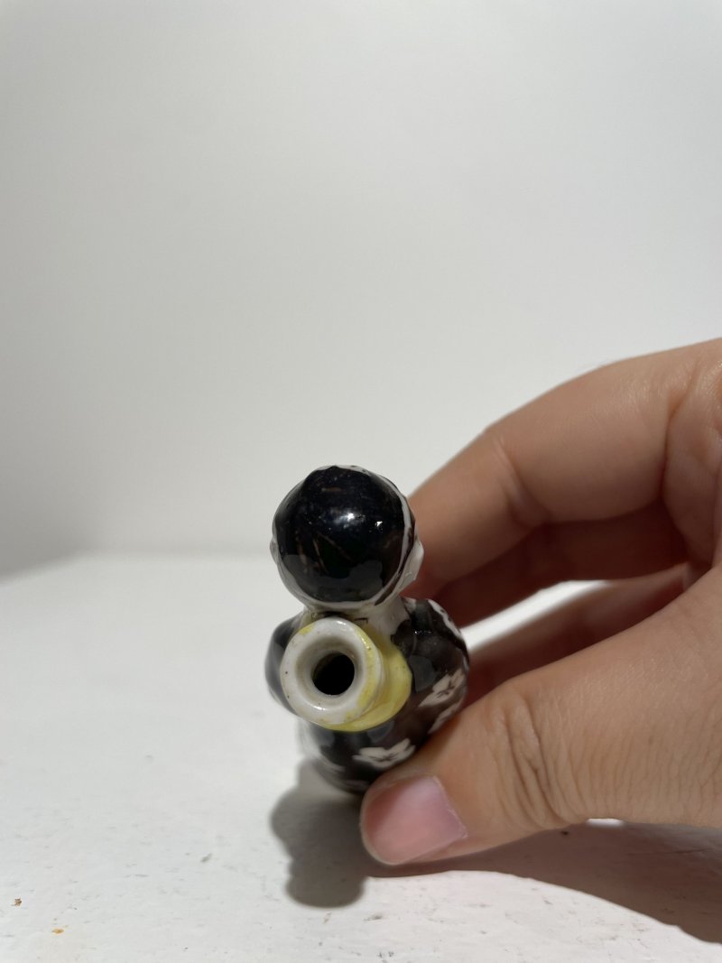 十九/二十世紀 青花庭院仕女紋、青花釉裏紅雙龍戲珠紋、瓷胎立姿童子、臥姿仕女、立姿老者鼻煙壺五件 其三⌈道光年製⌋、⌈乾隆年製⌋青花楷書款 | FIVE CERAMIC SNUFF BOTTLES - 图49
