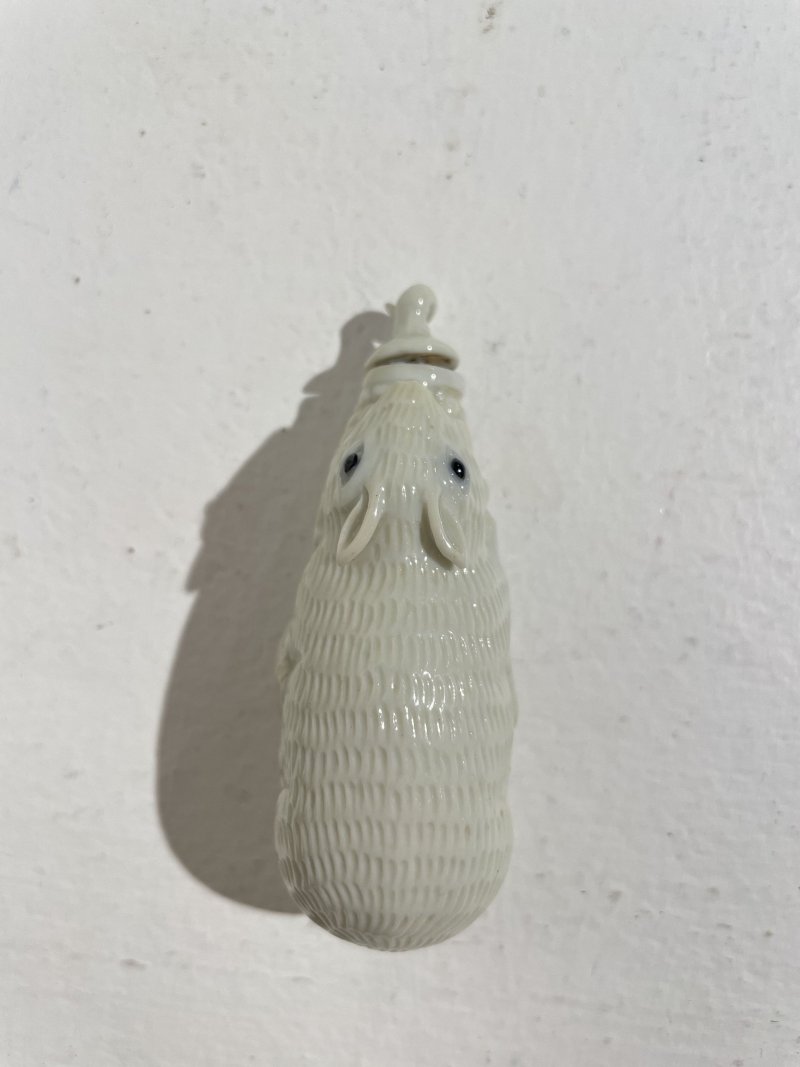 約一八五零年間 白釉模印⌈松鼠葡萄⌋鼻煙壺 | A MOULDED WHITE-GLAZED 'SQUIRREL AND GRAPES' SNUFF BOTTLE - 图10