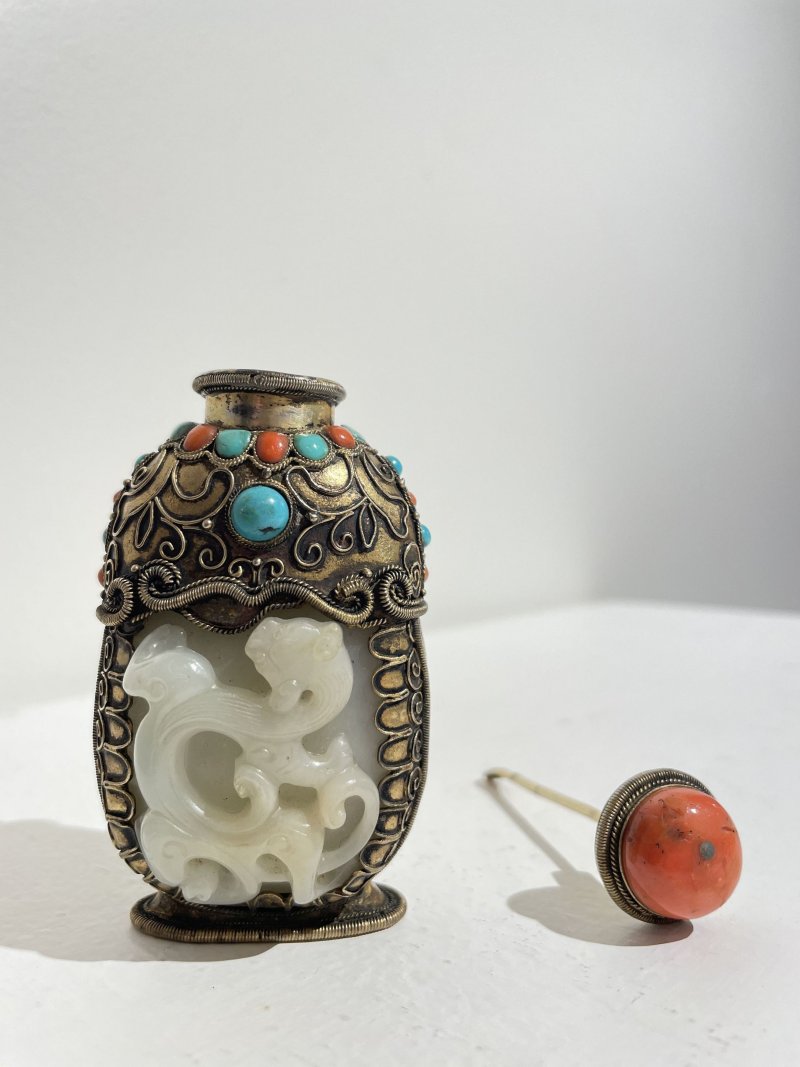 十八/十九世紀 白玉螭龍紋包銅鑲珊瑚綠松鼻煙壺 | A WHITE JADE 'CHI-DRAGON' SNUFF BOTTLE WITH INLAID AND GILT COPPER ENCASING - 图9