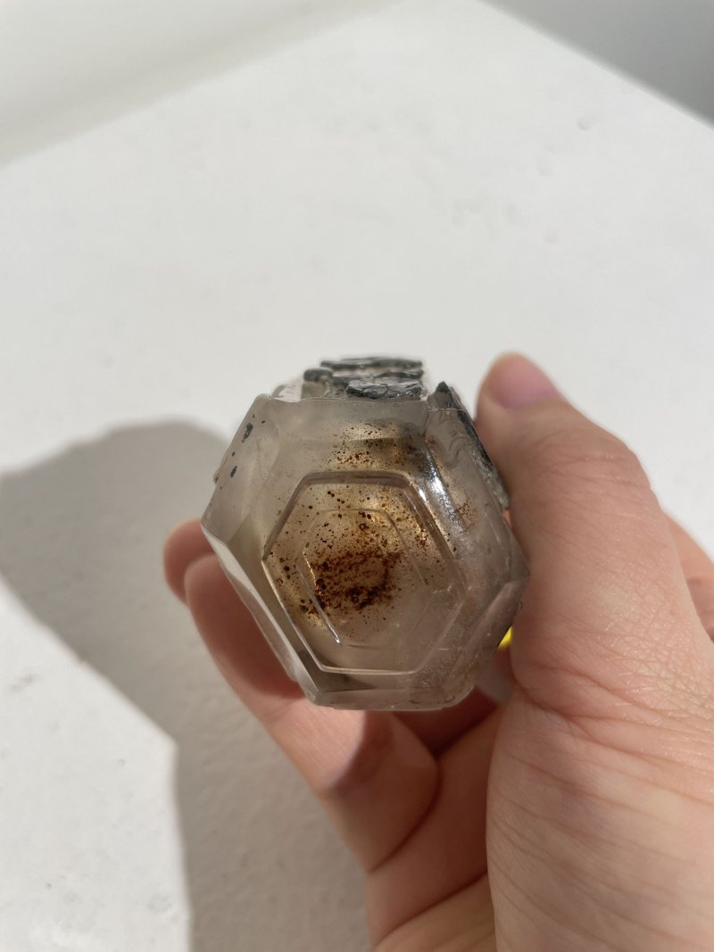 晚清至民國 煙晶六棱巧色花鳥紋鼻煙壺、珊瑚鑲（或）米珠蓋 | A HEXAGONAL SMOKY QUARTZ 'BIRDS AND LANDSCAPES' SNUFF BOTTLE - 图6