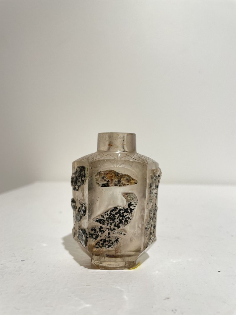 晚清至民國 煙晶六棱巧色花鳥紋鼻煙壺、珊瑚鑲（或）米珠蓋 | A HEXAGONAL SMOKY QUARTZ 'BIRDS AND LANDSCAPES' SNUFF BOTTLE - 图30