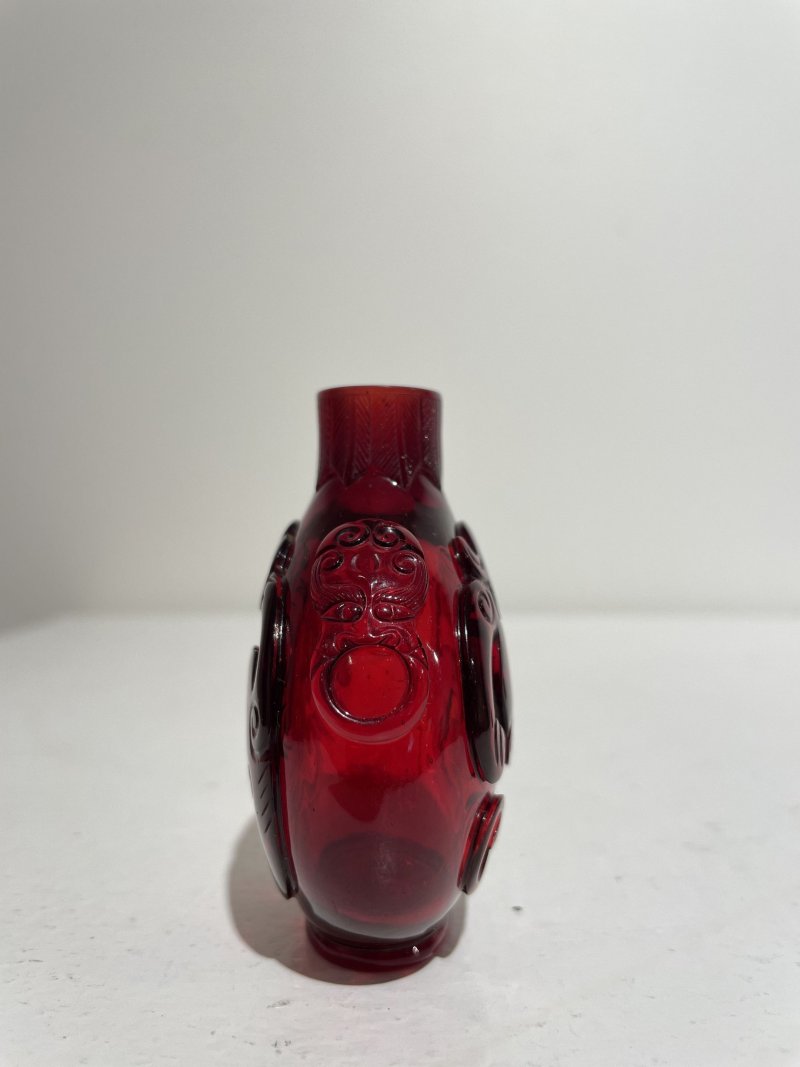 十九世紀 寶石紅玻璃龍鳳紋鼻煙壺 ⌈乾隆⌋刻款 | A RUBY-RED GLASS 'DRAGON AND PHOENIX' SNUFF BOTTLE - 图6