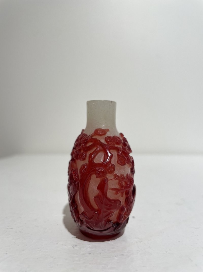 十九世紀 珍珠地套紅玻璃⌈松鶴延年⌋鼻煙壺 | A RED OVERLAY GLASS 'LONGEVITY' SNUFF BOTTLE - 图9