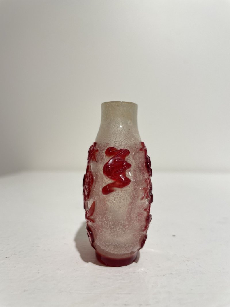 十九世紀 霏雪地套紅玻璃梅樹紋鼻煙壺 | A RED OVERLAY GLASS 'PRUNUS TREE' SNUFF BOTTLE - 图5