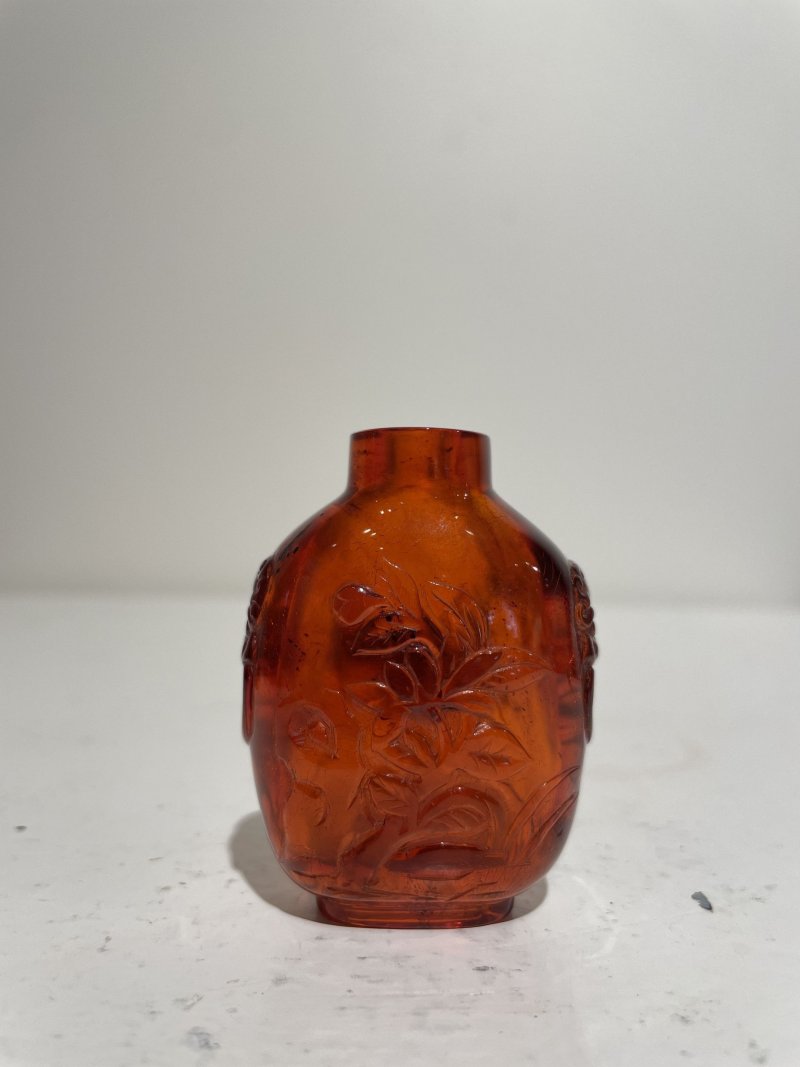 十九世紀 琥珀⌈耄耋富貴•空谷幽蘭⌋鼻煙壺 | AN AMBER 'CAT AND ORCHID' SNUFF BOTTLE - 图16