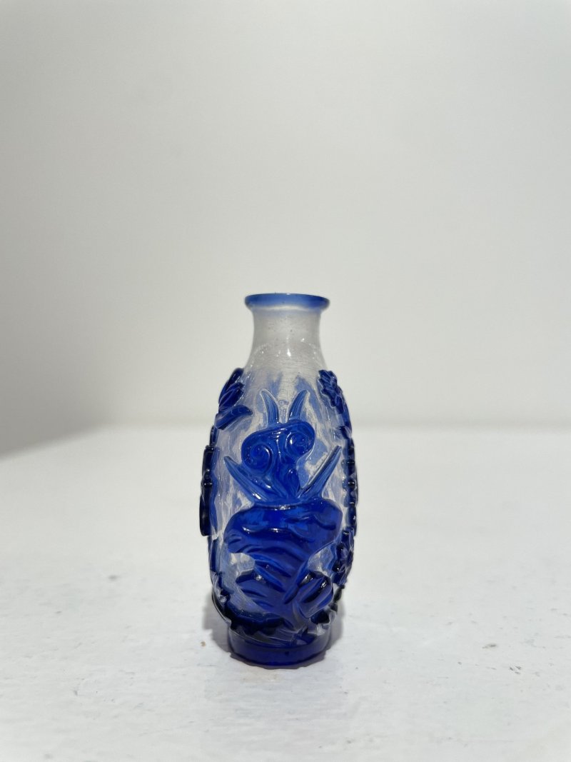 十九/二十世紀 透明地套藍玻璃蓮花紋、藍玻璃鼻煙壺二件及鼻煙碟一件 | TWO GLASS SNUFF BOTTLES AND A SNUFF DISH - 图29