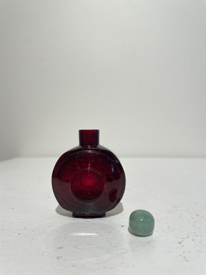 十九/二十世紀 寶石紅、藍玻璃鼻煙壺二件 | A RUBY-RED AND A BLUE GLASS SNUFF BOTTLES - 图9