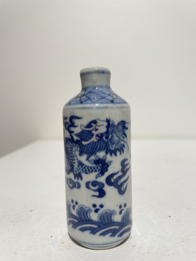 二十世紀中期 青花釉裏紅海水雲龍紋鼻煙壺二件 ⌈大清康熙年製⌋、⌈大清乾隆年製⌋青花楷書款 | TWO UNDERGLAZE-BLUE AND COPPER-RED SNUFF BOTTLES - 图14