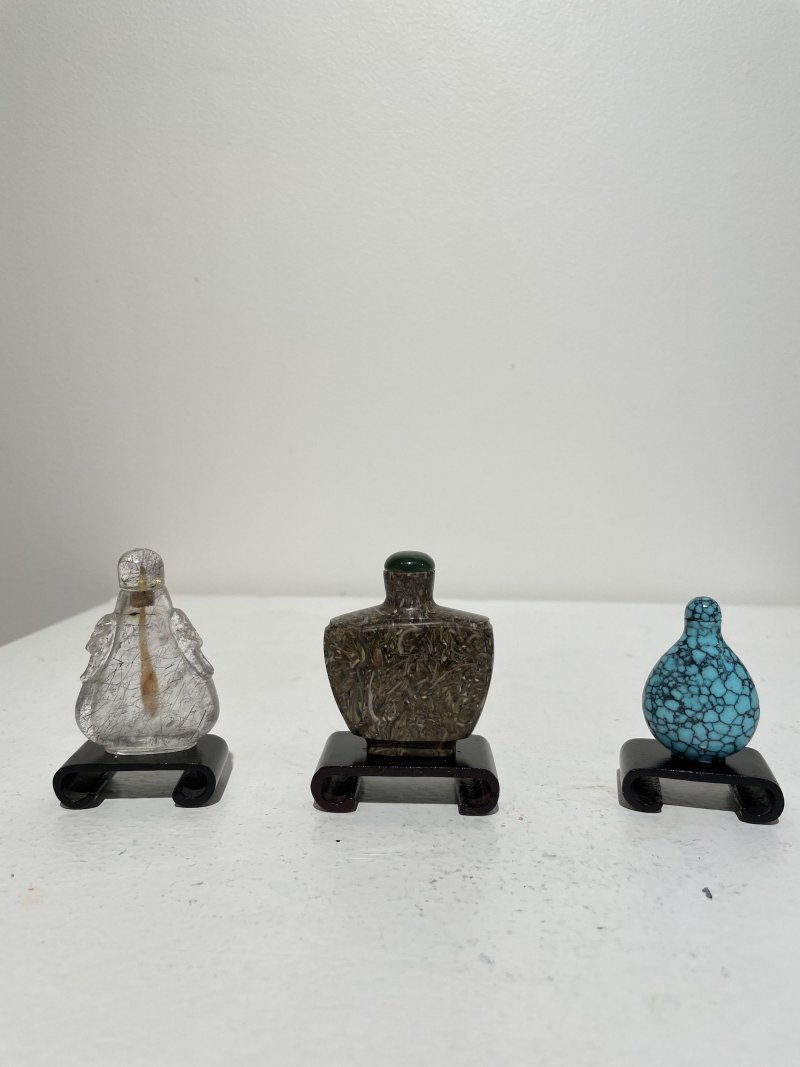 十九/二十世紀 抱子石、綠松石、水晶鼻煙壺三件 | A PUDDINGSTONE, A TURQUOISE, AND A ROCK CRYSTAL SNUFF BOTTLE - 图52