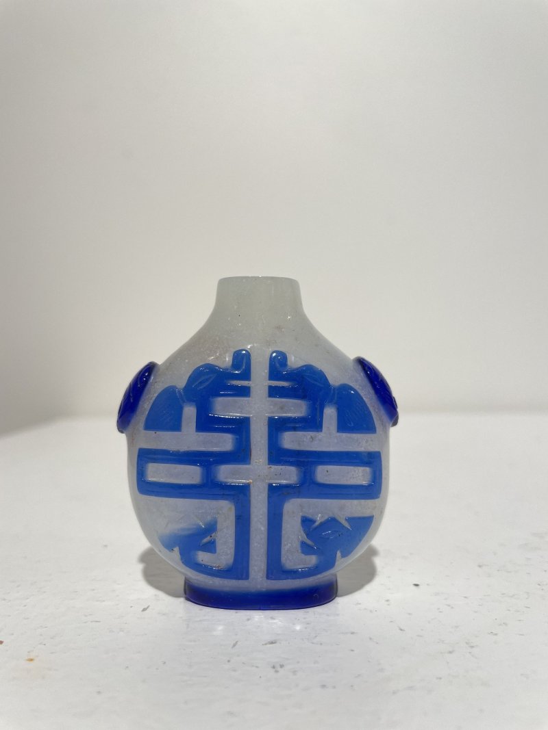 十九/二十世紀 白地套藍玻璃行龍紋、人物紋、仙翁駕鹿紋、團壽紋鼻煙壺四件 | FOUR BLUE OVERLAY GLASS SNUFF BOTTLES - 图35