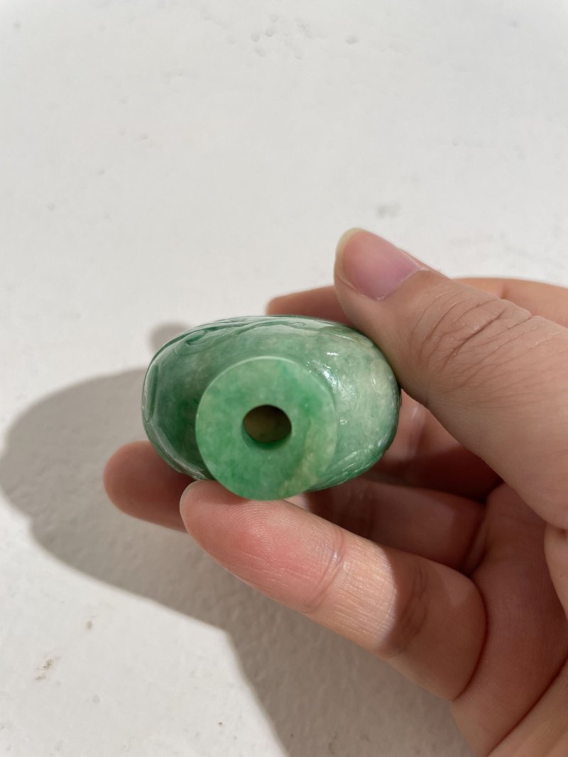 十九世紀 翡翠龍紋鼻煙壺、珊瑚蓋 | AN APPLE-GREEN AND WHITE JADEITE 'DRAGON' SNUFF BOTTLE - 图14