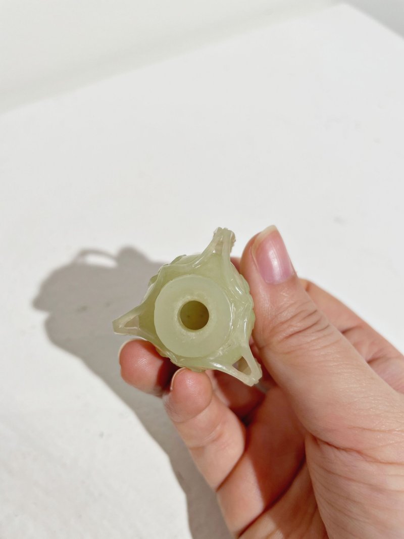 晚清至民國 青玉痕都斯坦式菊花紋鼻煙壺 | A MUGHAL STYLE YELLOW JADE 'CHRYSANTHEMUM' SNUFF BOTTLE - 图12