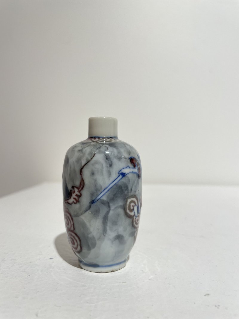 晚清 青花釉裏紅戲劇人物紋鼻煙壺 青花人物紋底款 | AN UNDERGLAZE-BLUE AND COPPER-RED 'FIGURES AMONG CLOUDS' SNUFF BOTTLE - 图6