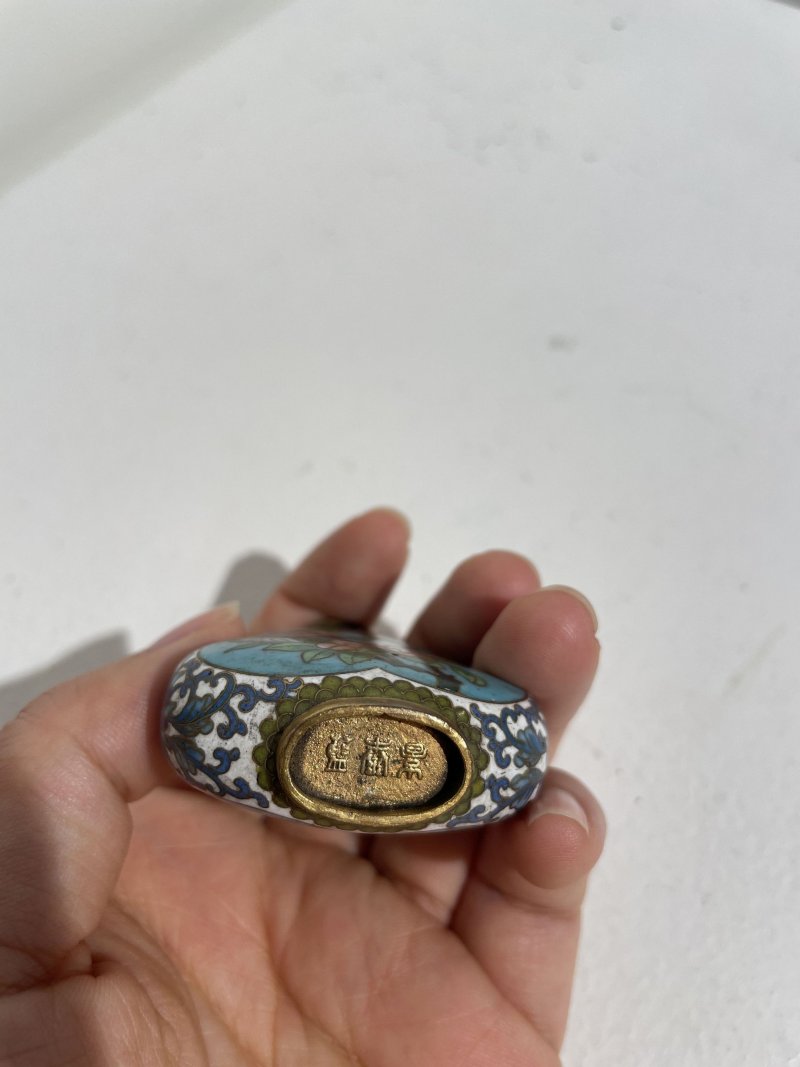 二十世紀 銅胎琺琅花卉紋鼻煙壺 ⌈景泰藍⌋款 | A CLOISONNÉ 'PLUM BLOSSOM' SNUFF BOTTLE - 图3
