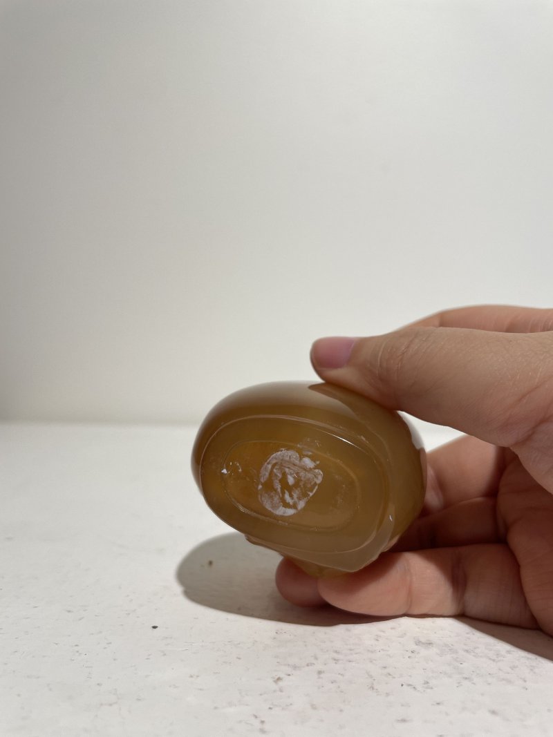 十九/二十世紀 瑪瑙巧雕一路連科紋、神獸紋鼻煙壺二件 | AN AGATE 'EGRET AND LOTUS' AND AN AGATE 'MYTHICAL BEAST' SNUFF BOTTLE - 图21