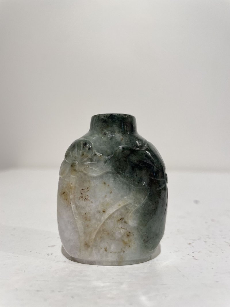 十九/二十世紀 碧玉⌈瓜瓞⌋、翡翠巧雕⌈連年有餘⌋、虎眼石⌈佛手⌋鼻煙壺三件 | A SPINACH JADE 'MELON', A JADEITE 'LOTUS' AND A TIGER'S EYE 'FINGER CITRON' SNUFF BOTTLES - 图48