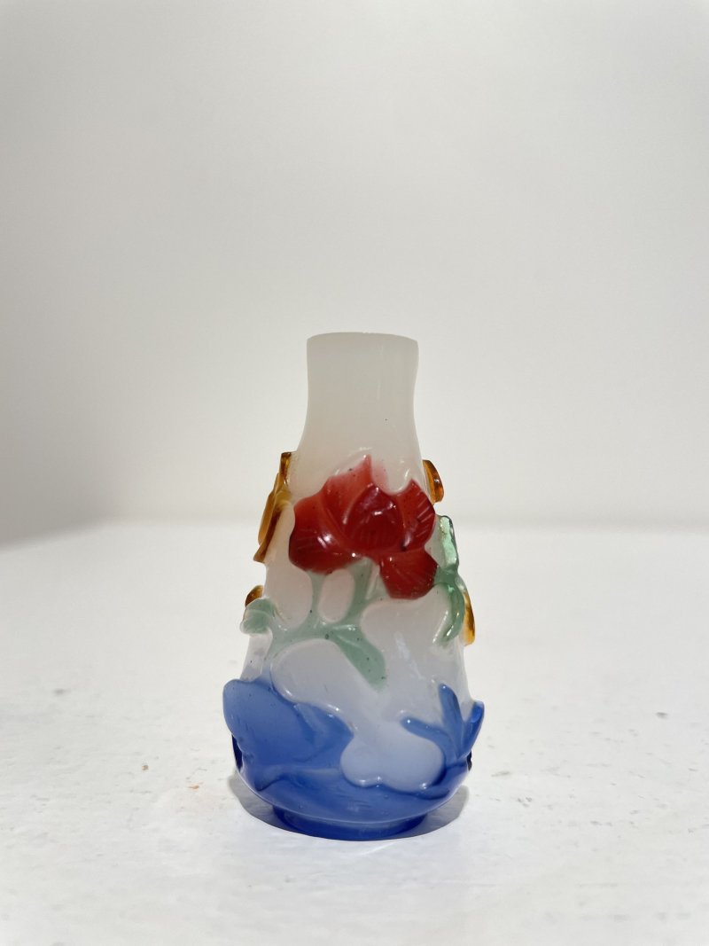 晚清至民國 涅白地套四色玻璃福來、花卉紋鼻煙壺二件 | TWO MULTI-COLOUR OVERLAY TRANSLUCENT GLASS 'FLORAL' AND 'RADISH' SNUFF BOTTLES - 图29