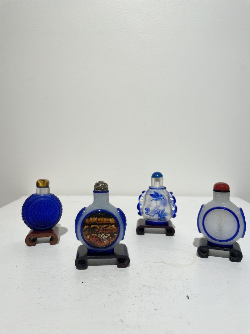 十九/二十世紀 藍玻璃竹簍紋、霏雪地套藍玻璃開光八駿紋、素面開光、透明地套藍玻璃蝴蝶花卉紋鼻煙壺四件 | THREE BLUE OVERLAY GLASS AND A SAPPHIRE-BLUE GLASS SNUFF BOTTLES - 图62
