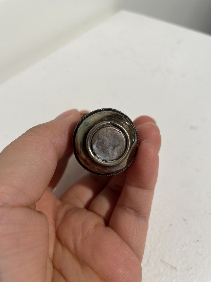 蒙古 十九世紀 銀胎嵌珊瑚綠松石鼻煙壺 | A SILVER SNUFF BOTTLE WITH CORAL AND TURQUOISE INLAYS - 图13