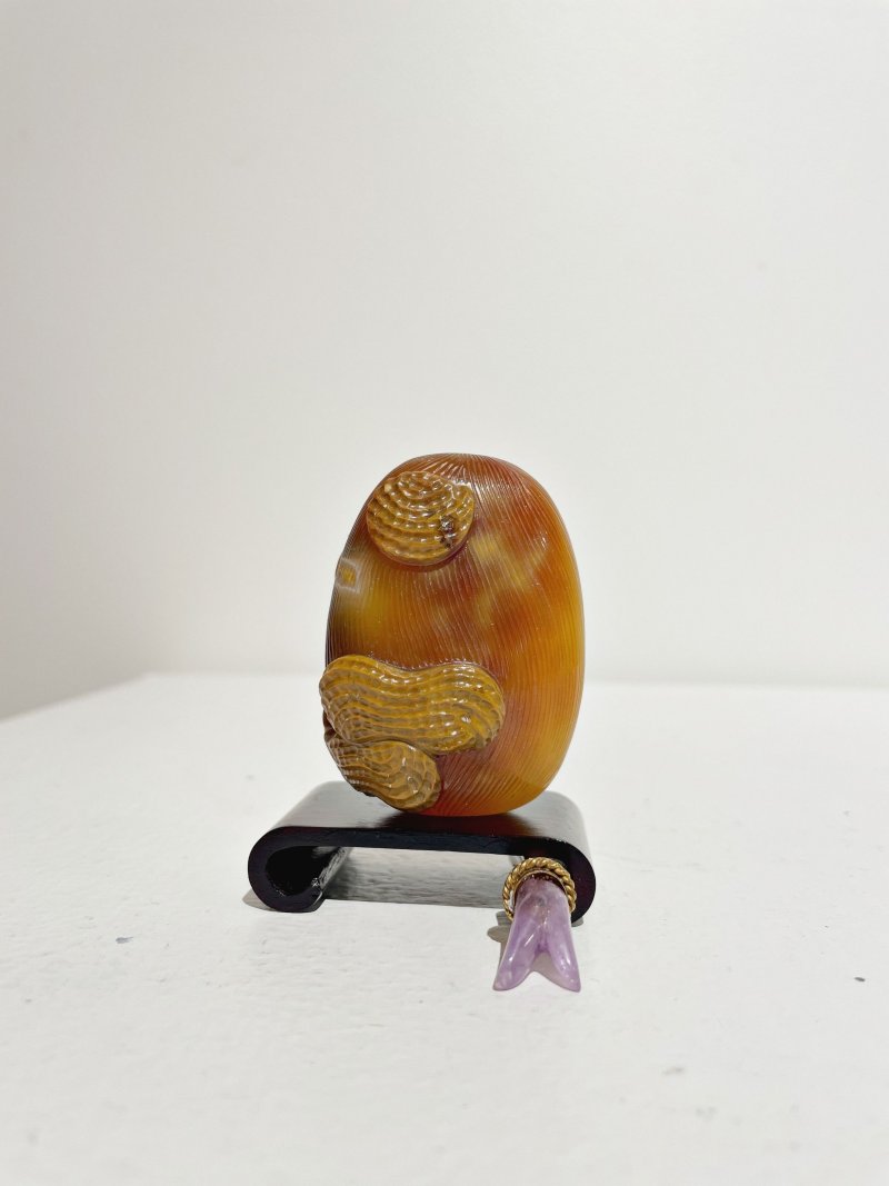 十九世紀 瑪瑙巧雕⌈花生·棗⌋鼻煙壺、紫水晶蓋 | AN AGATE 'JUJUBE AND PEANUT' SNUFF BOTTLE - 图19