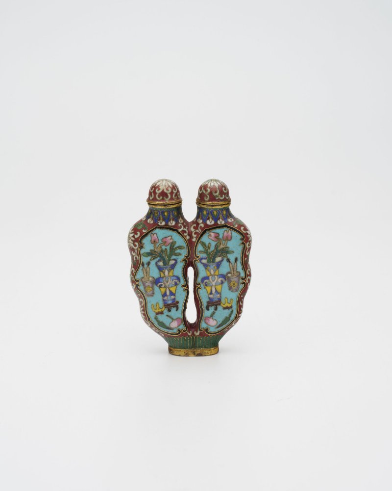 晚清 銅胎琺琅雙聯牛角形博古紋鼻煙壺 | A CLOISONNÉ DOUBLE SNUFF BOTTLE
