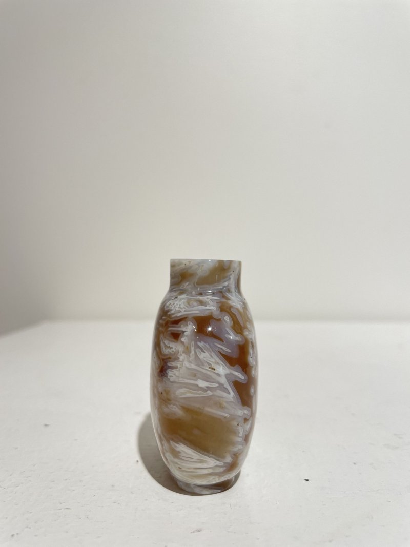 十九世紀 灯心草瑪瑙鼻煙壺、珊瑚點翡翠蓋 | A 'MACARONI' AGATE SNUFF BOTTLE - 图4