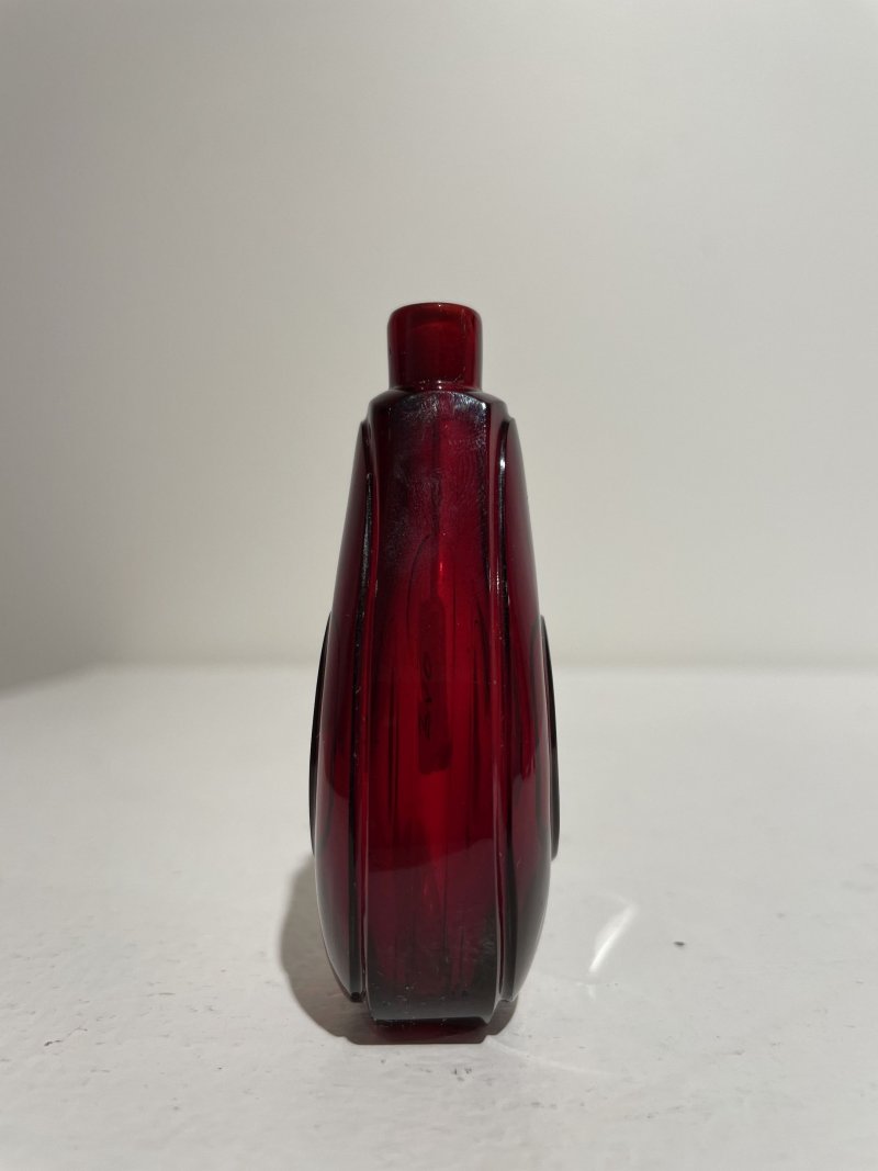 十八/十九世紀 寶石紅玻璃鼻煙壺 | A RUBY-RED GLASS SNUFF BOTTLE - 图4