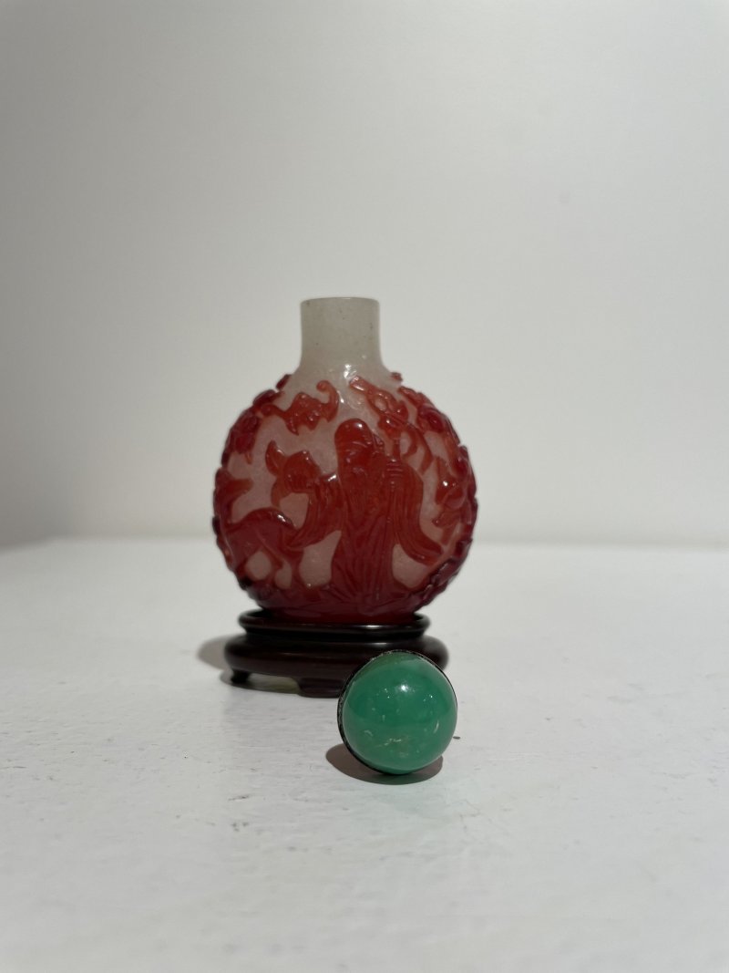 十九世紀 珍珠地套紅玻璃⌈松鶴延年⌋鼻煙壺 | A RED OVERLAY GLASS 'LONGEVITY' SNUFF BOTTLE - 图27