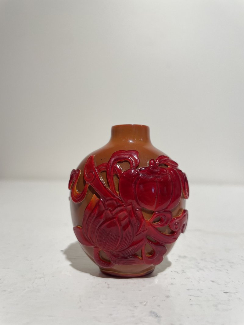 晚清至民國 琥珀套紅玻璃⌈瓜瓞綿綿⌋鼻煙壺、翡翠蓋 | A RED OVERLAY AMBER GLASS 'MELON AND LOTUS' SNUFF BOTTLE - 图18