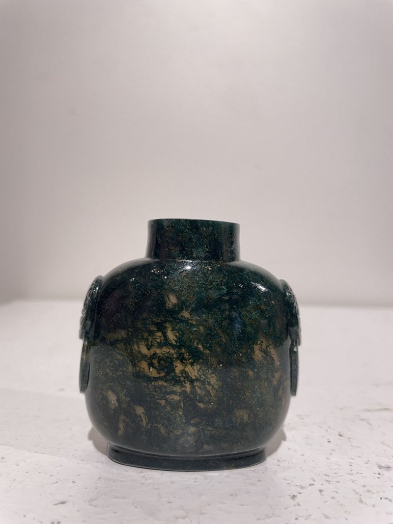 十九/二十世紀 羊肝瑪瑙耄耋紋、水藻瑪瑙鼻煙壺二件 | A JASPER 'CAT AND BUTTERFLY' AND A MOSS AGATE SNUFF BOTTLE - 图11