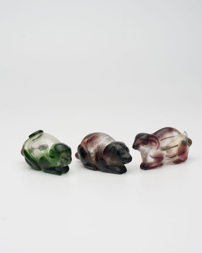 十九世紀 玻璃「猴」、「犬」、「羊」鼻煙壺三件 | THREE BI-COLOUR GLASS 'ZODIAC ANIMALS' SNUFF BOTTLES