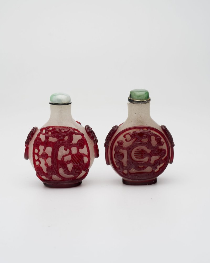 晚清 霏雪地套紅玻璃⌈龍•寅虎納福⌋、龍紋鼻煙壺二件 | TWO RED OVERLAY GLASS 'DRAGON' AND 'TIGER' SNUFF BOTTLES - 图17