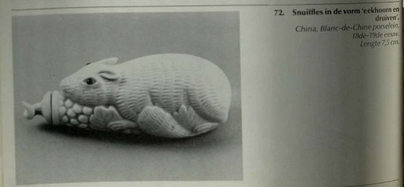 約一八五零年間 白釉模印⌈松鼠葡萄⌋鼻煙壺 | A MOULDED WHITE-GLAZED 'SQUIRREL AND GRAPES' SNUFF BOTTLE - 图3