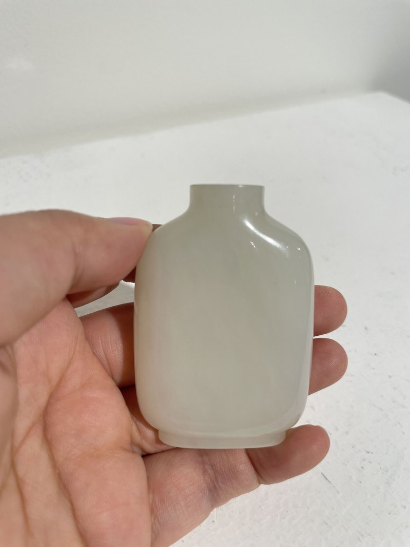 十八/十九世紀 白玉光素鼻煙壺 | A WHITE JADE SNUFF BOTTLE - 图13