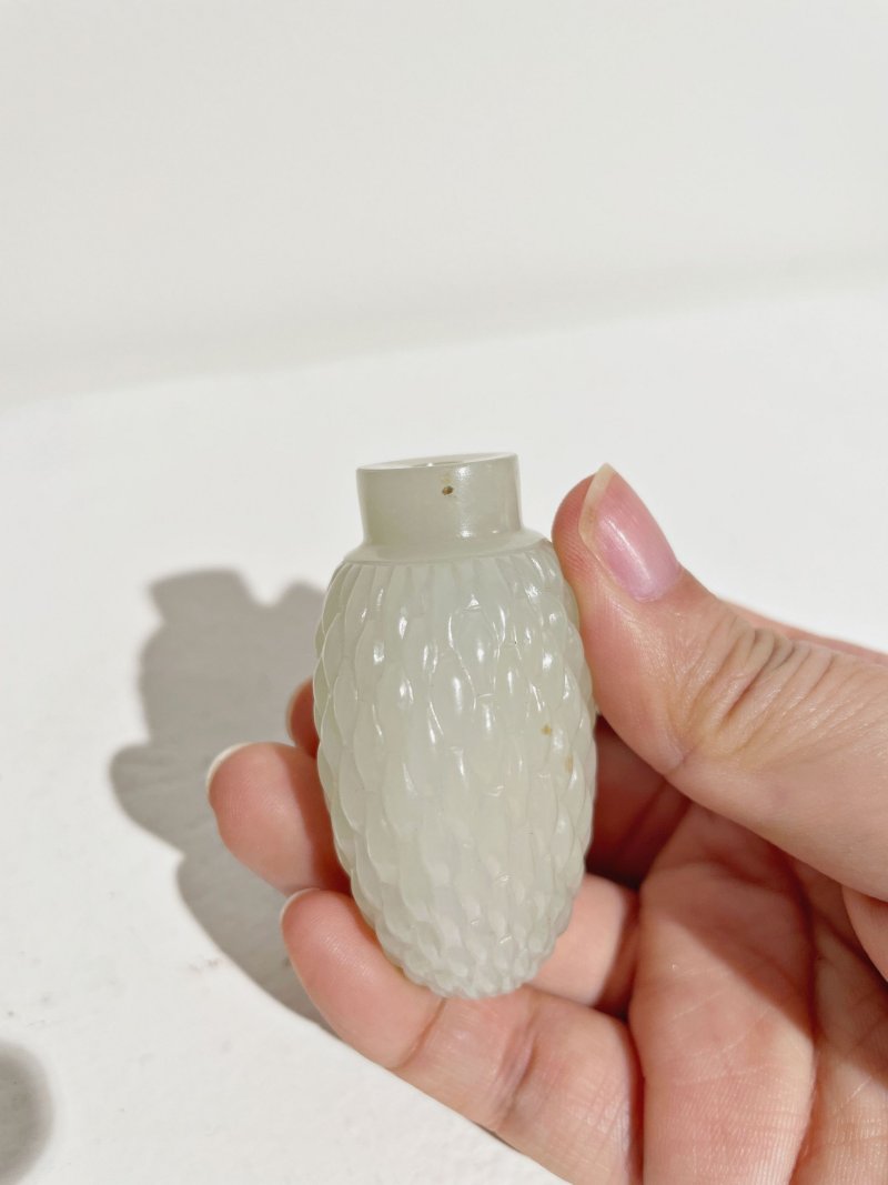 十八/十九世紀 白玉竹簍紋鼻煙壺、翡翠蓋 | A WHITE JADE 'WOVEN BASKET' SNUFF BOTTLE - 图20