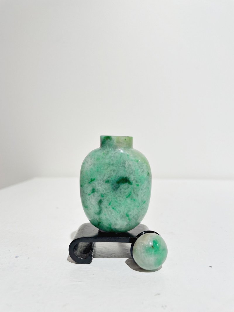 十九/二十世紀 翠玉光素鼻煙壺及煙碟 | A MOTTLED GREEN JADEITE SNUFF BOTTLE AND A SNUFF DISH - 图10