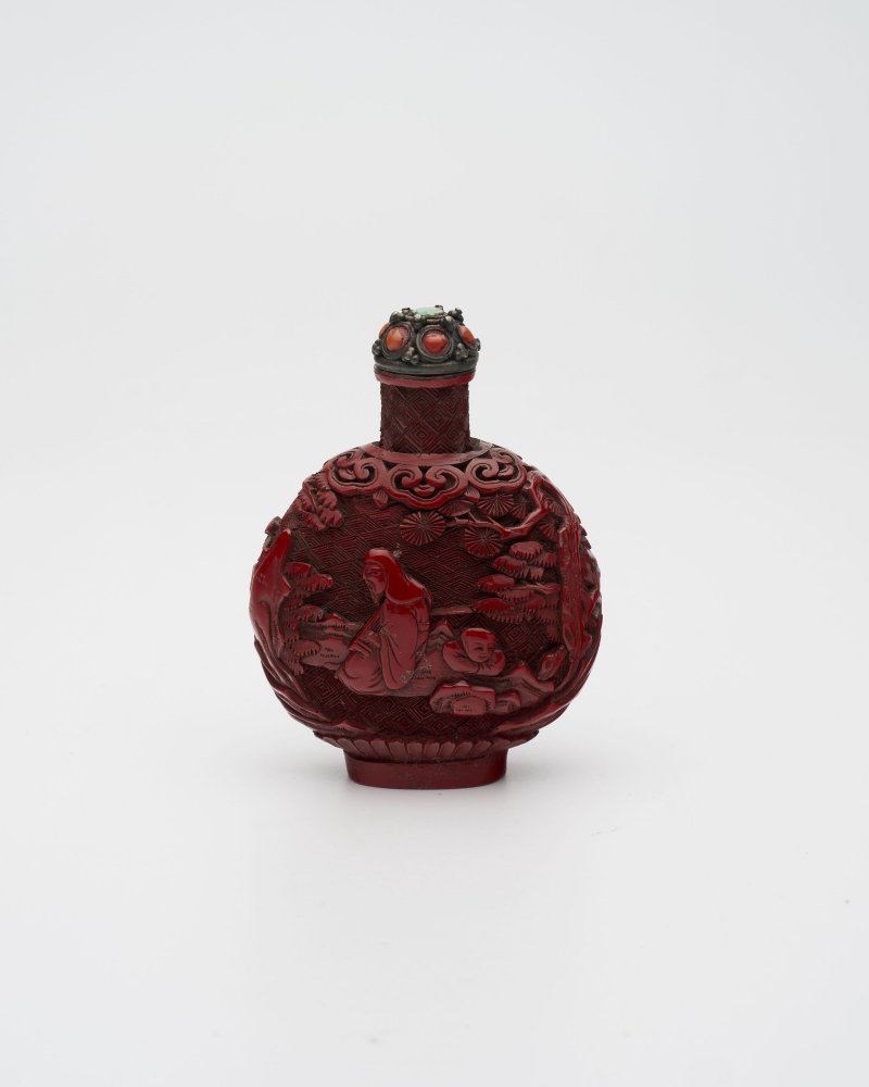 十九世紀 剔紅山水人物紋鼻煙壺、木雕石紋座 | A CINNABAR LACQUER 'FIGURES IN LANDSCAPE' SNUFF BOTTLE - 图24