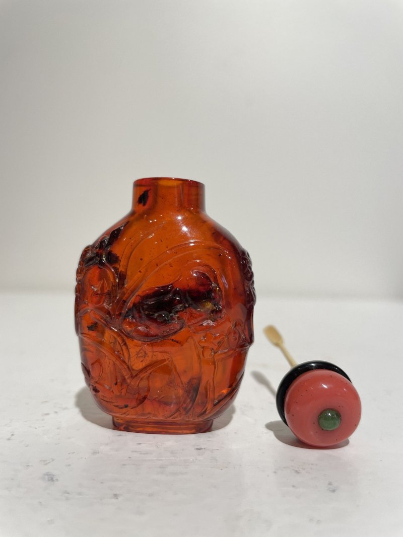十九世紀 琥珀⌈耄耋富貴•空谷幽蘭⌋鼻煙壺 | AN AMBER 'CAT AND ORCHID' SNUFF BOTTLE - 图9